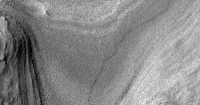 NASA captures remarkable aerial image of Curiosity driving across Mars