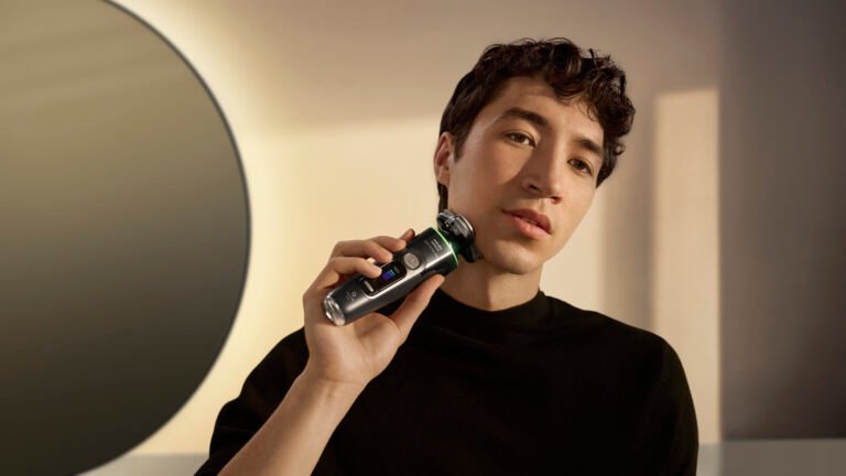 Philips Norelco i9000 Prestige Ultra in use